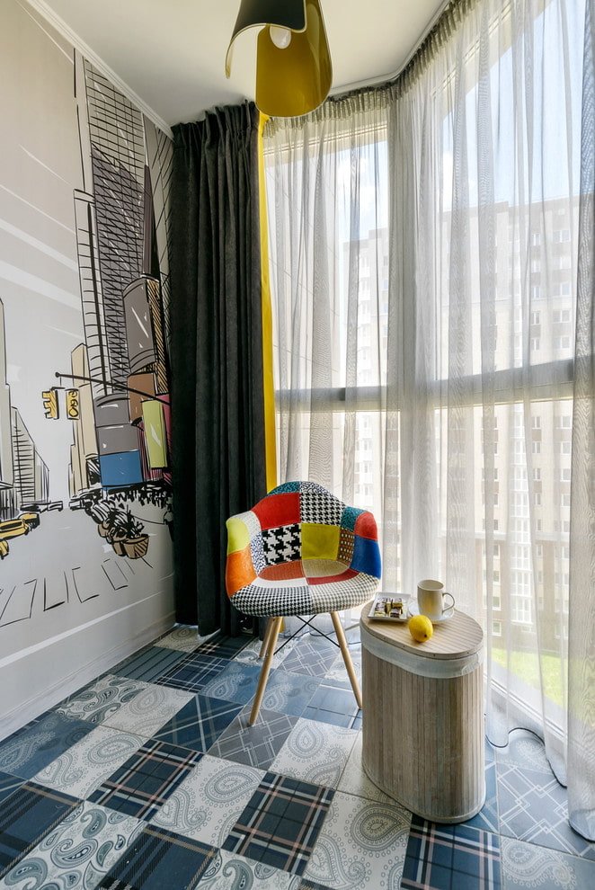 carrelage de sol à l'intérieur du balcon