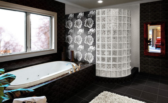 Carrelage noir à l'intérieur de la salle de bain