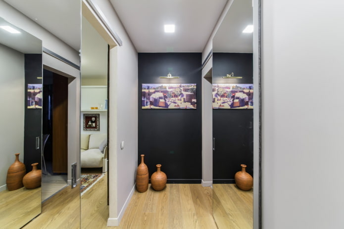vases en argile dans le couloir