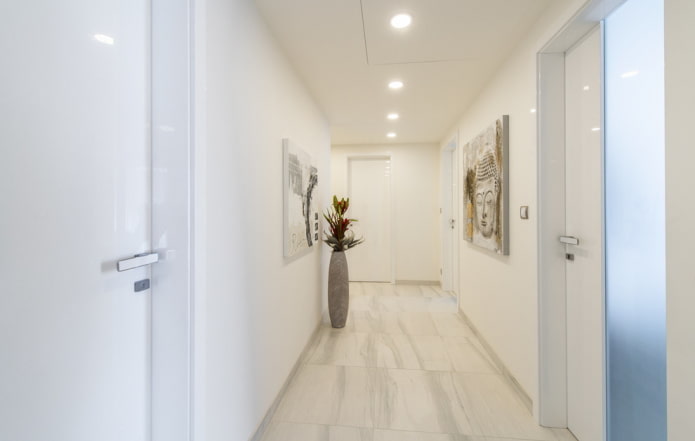 couloir avec un vase
