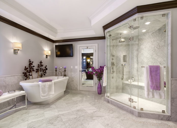 Vase violet dans la salle de bain