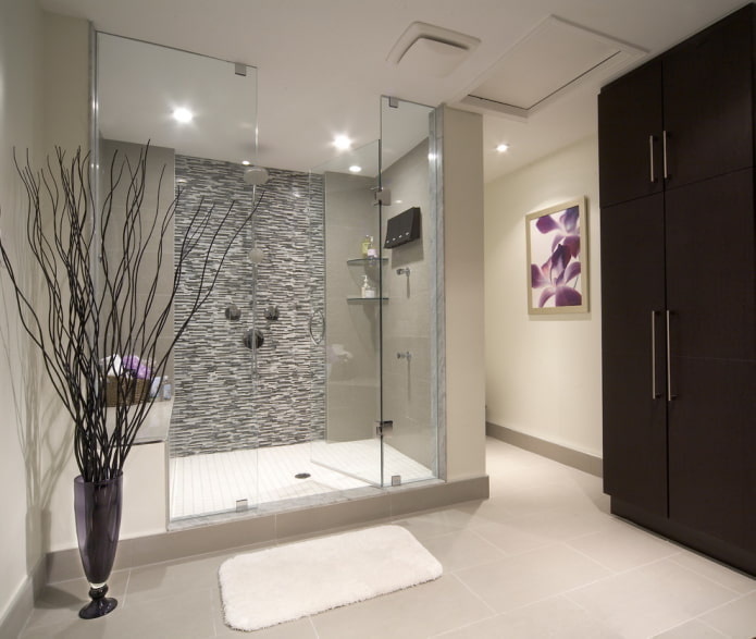 Vase dans la salle de bain
