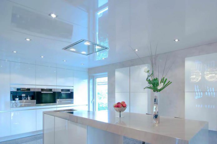 Plafond blanc dans la cuisine