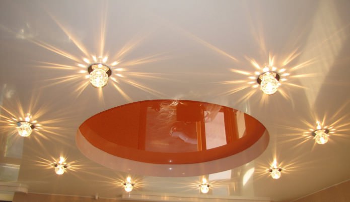 Éclairage de cuisine avec un plafond tendu