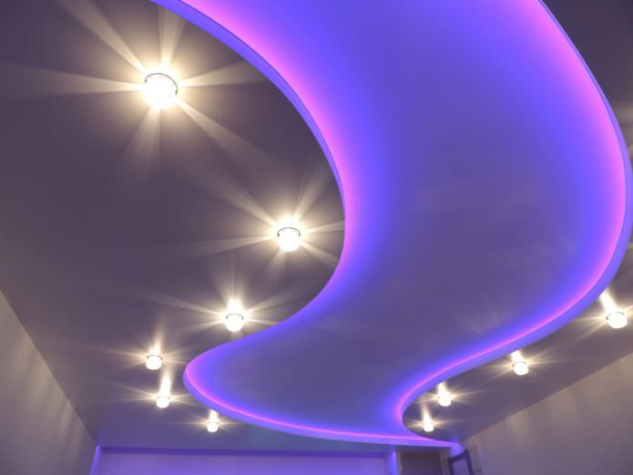 Éclairage de cuisine avec plafond tendu