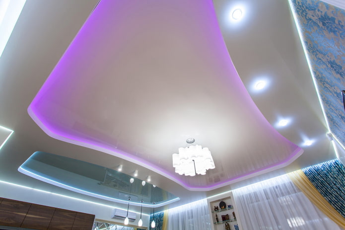 Structure de plafond avec rétroéclairage violet