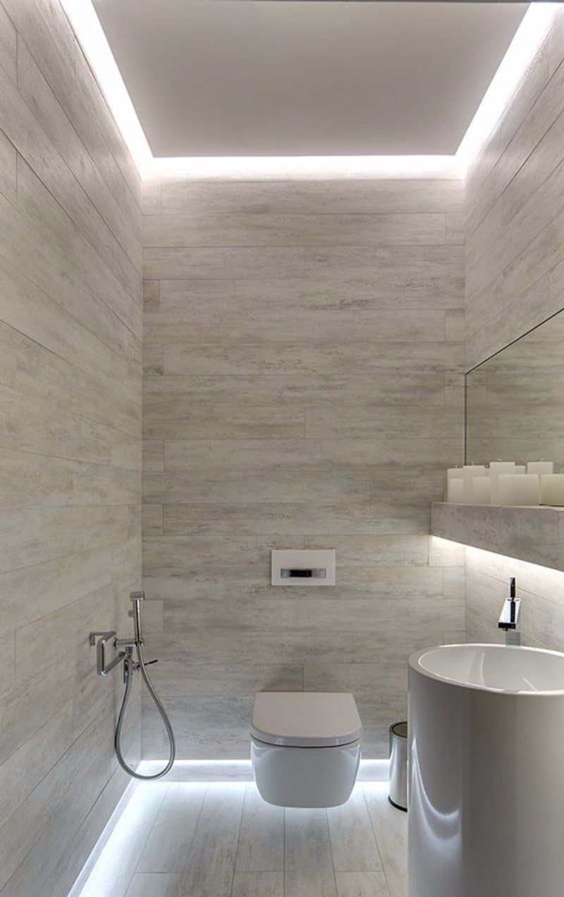 Plafond tendu flottant dans la salle de bain