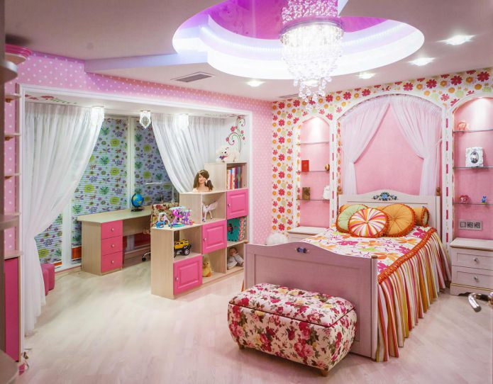 Plafond tendu à l'intérieur d'une chambre d'enfant pour une fille