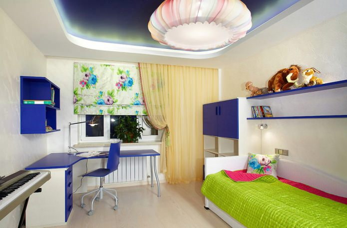 plafond tendu à deux niveaux dans une chambre d'enfant