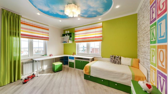 Plafond tendu à l'intérieur d'une chambre d'enfant (ciel)