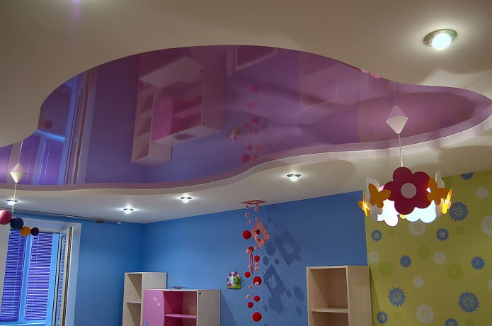 Plafond tendu dans la chambre d'enfant (éclairage)