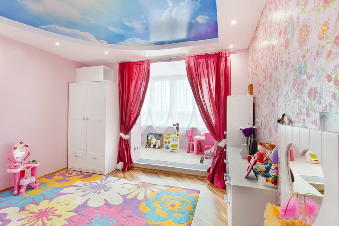 Plafond tendu à deux niveaux pour une chambre d'enfant