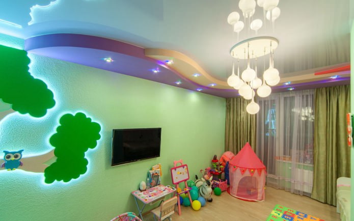 Plafond tendu dans la chambre d'enfant (éclairage)