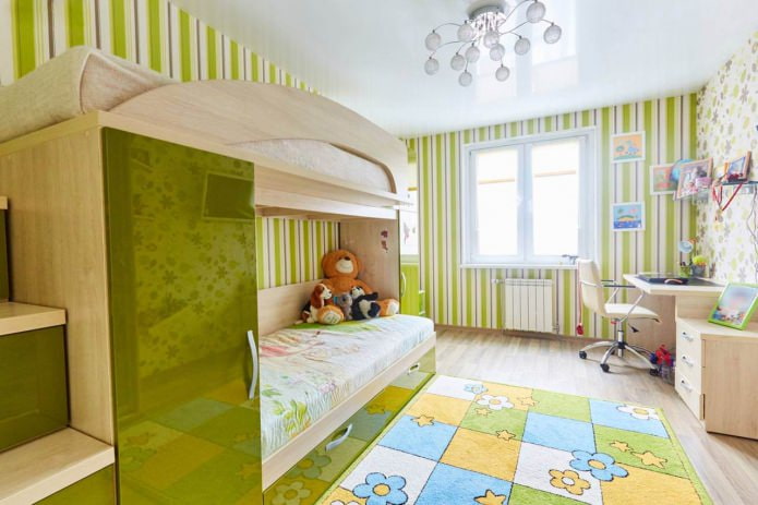 Plafond tendu à un niveau dans la chambre d'enfant