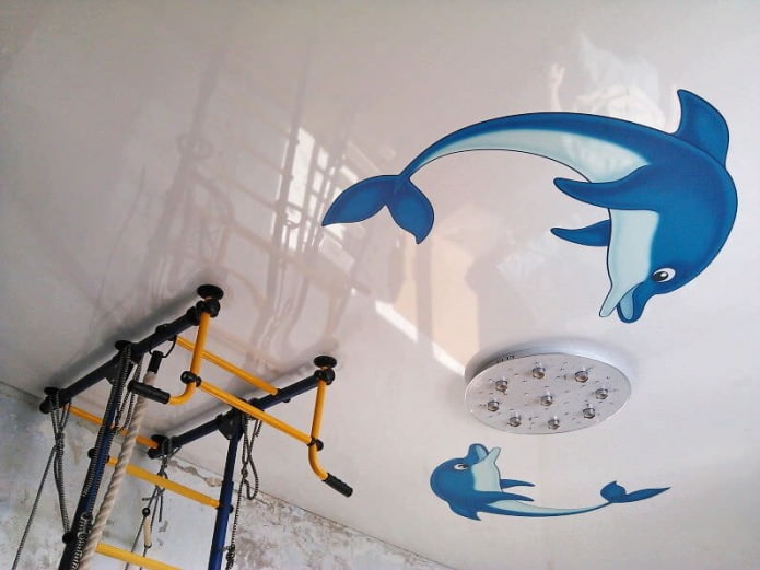 Plafond tendu avec impression photo dans la chambre d'enfant