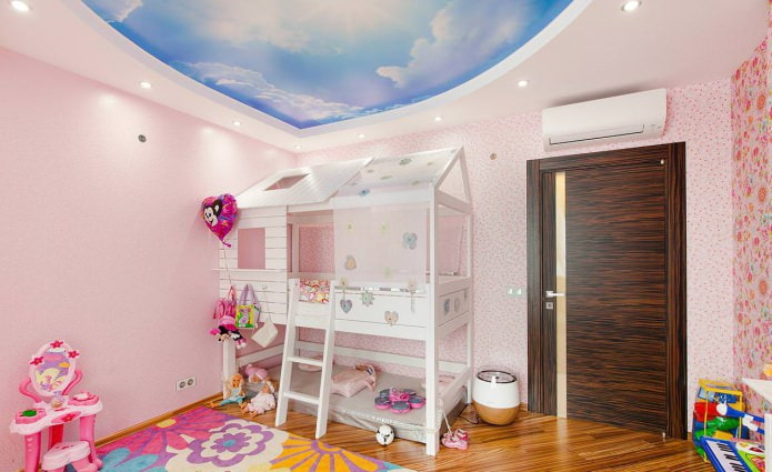 Plafond tendu à deux niveaux pour une chambre d'enfant