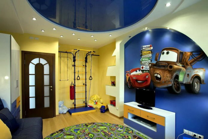 plafond tendu en PVC brillant de couleur bleue dans une chambre de garçon