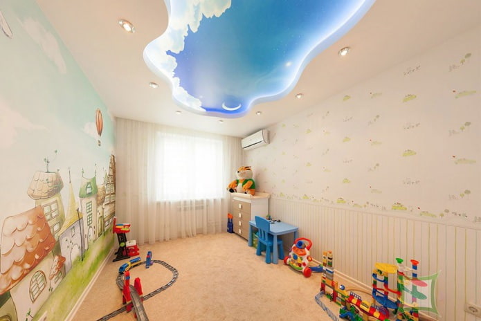 plafond tendu-nuage dans la chambre d'enfant
