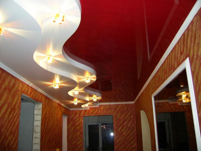 Structure tendue à plusieurs niveaux dans le couloir