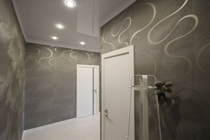 plafond tendu blanc dans le couloir