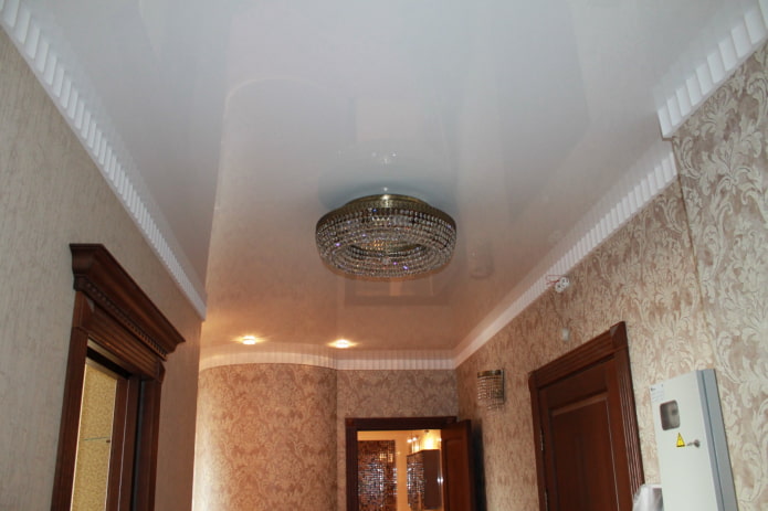 Structure de plafond tendu avec un lustre
