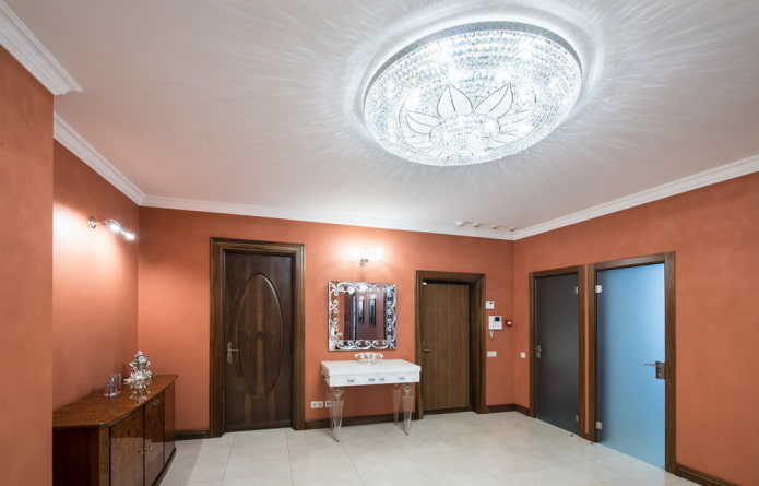 Structure de plafond tendu avec un lustre