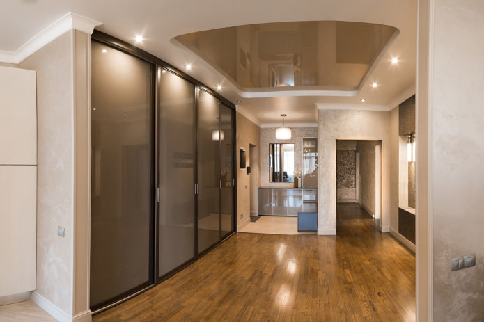 Plafond tendu marron dans le couloir