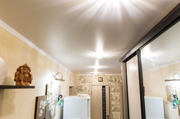 plafond tendu satiné dans le couloir