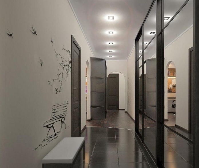 Toile tendue dans un long couloir