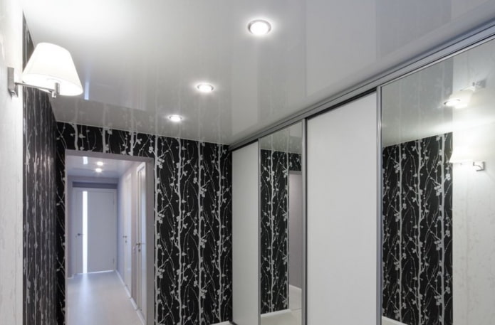 plafond tendu blanc dans le couloir