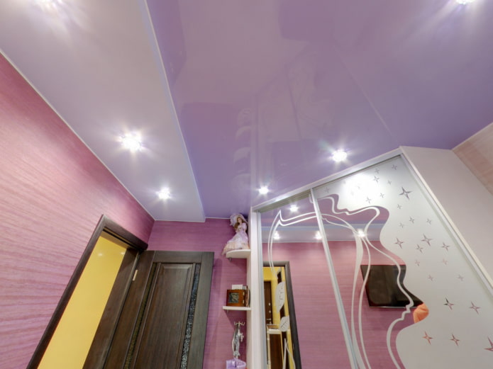 plafond tendu lilas dans le couloir