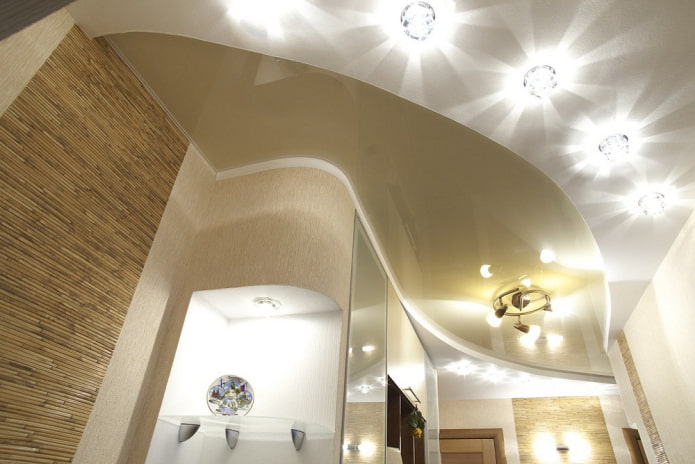 Plafond combiné à l'intérieur du couloir