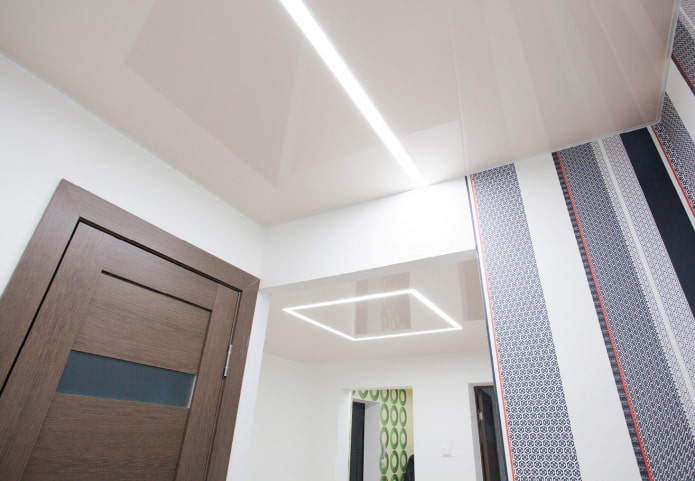Plafond beige dans un couloir