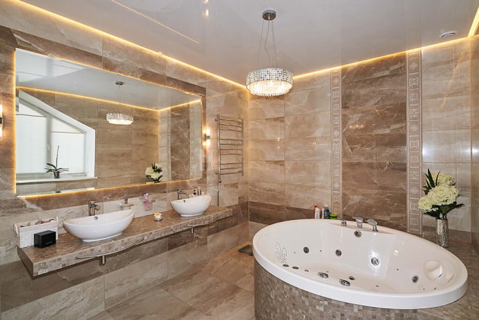 salle de bain avec lustre 