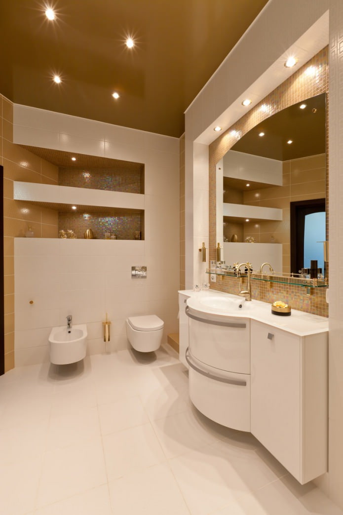 Plafond tendu marron dans la salle de bain