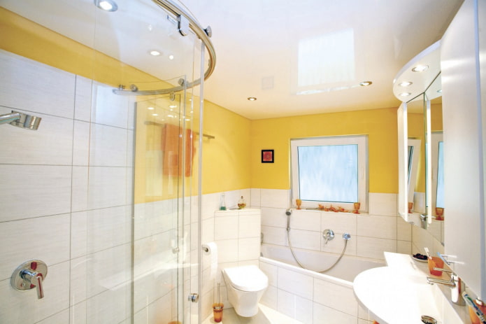 Salle de bain blanche et jaune