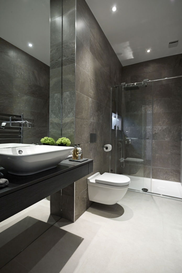 salle de bain avec hauts plafonds