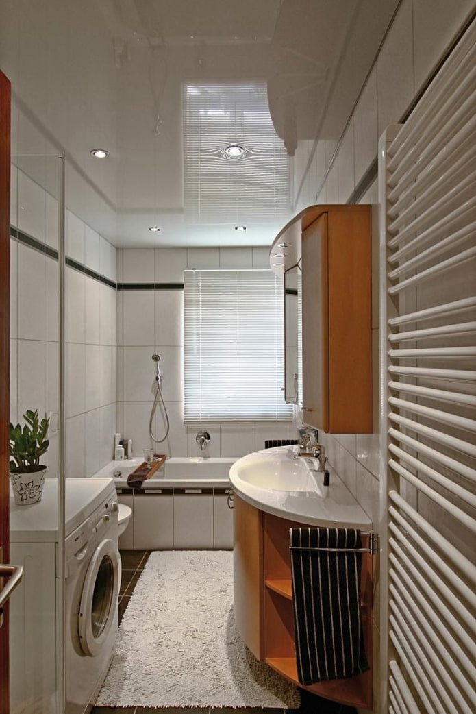 salle de bains étroite