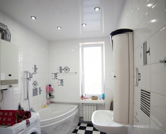plafond tendu dans la salle de bain