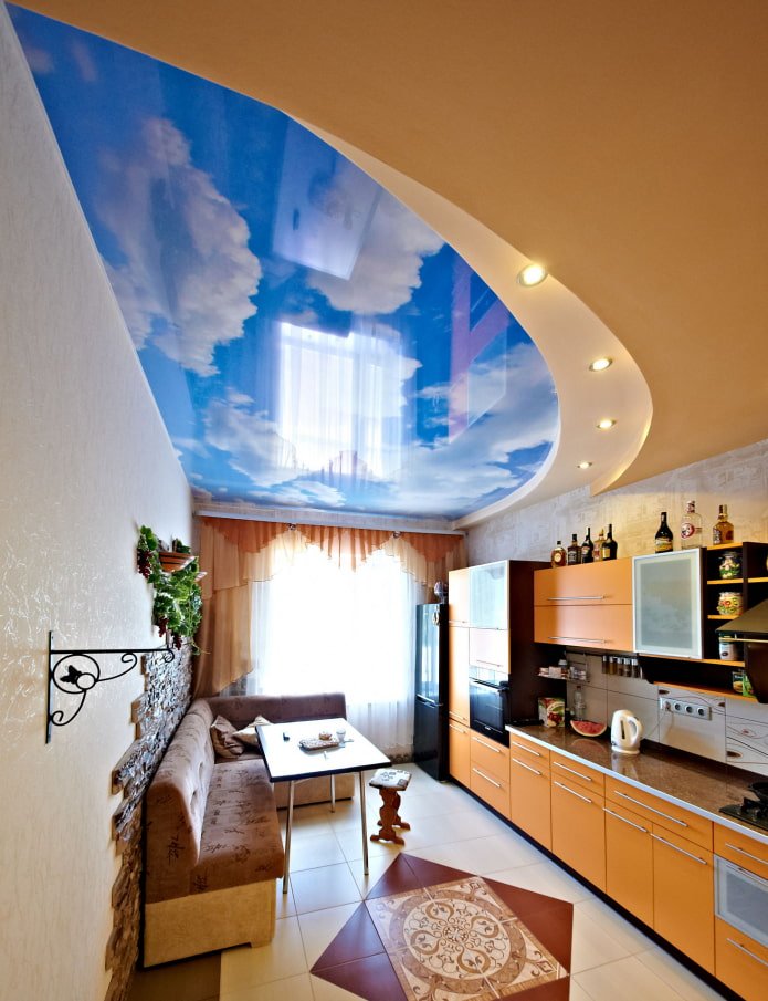plafond avec image du ciel dans la cuisine