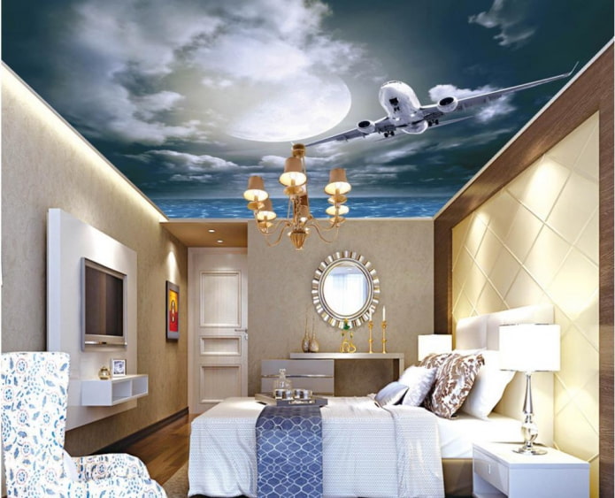 plafond avec l'image du ciel et un avion dans la chambre