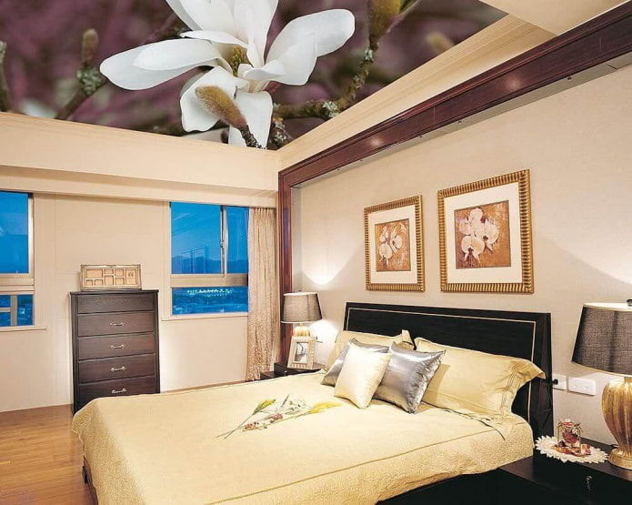plafond avec une image de fleurs dans la chambre