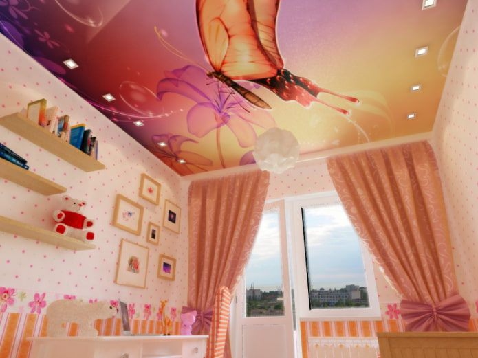 Plafond avec un papillon dans la chambre de bébé