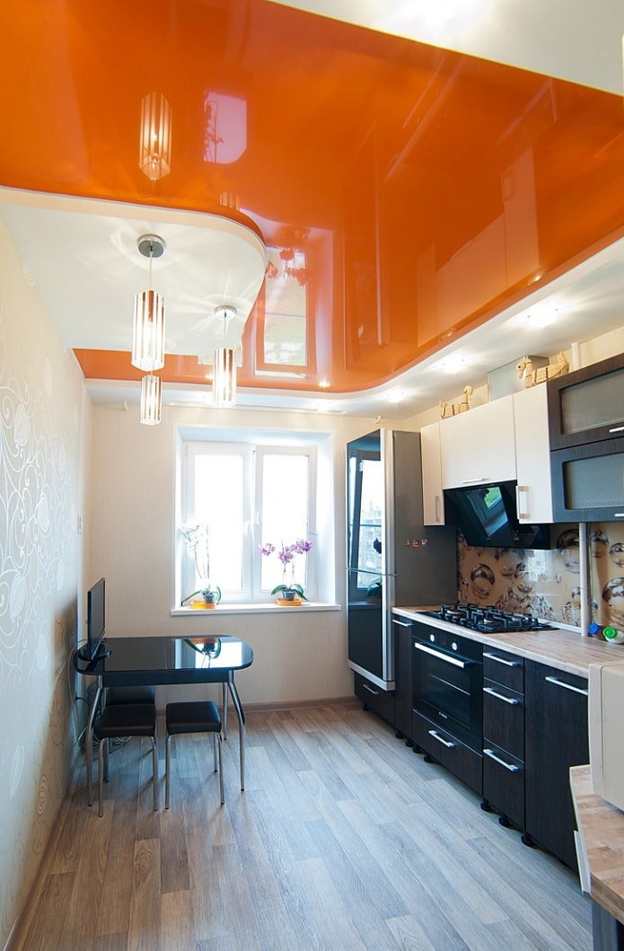 plafond tendu orange à l'intérieur