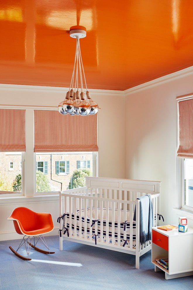 Plafond tendu orange à l'intérieur