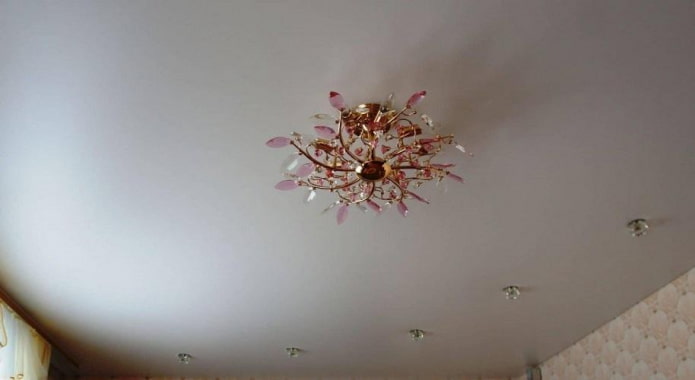 lustre au plafond