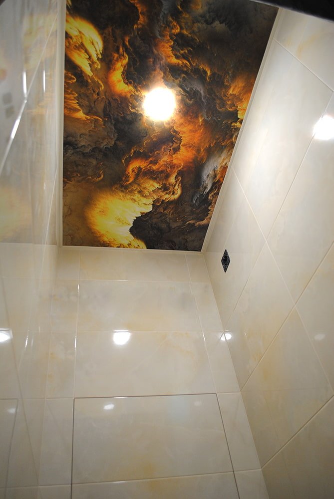 Plafond tendu avec impression photo dans la salle de bain