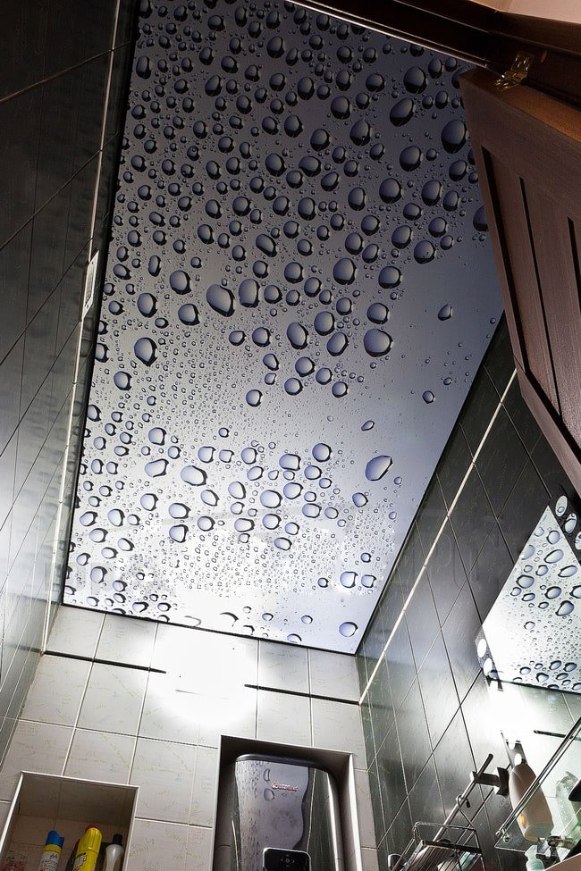 Plafond tendu avec impression photo dans la salle de bain