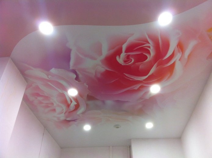 Structure de plafond rose avec impression photo