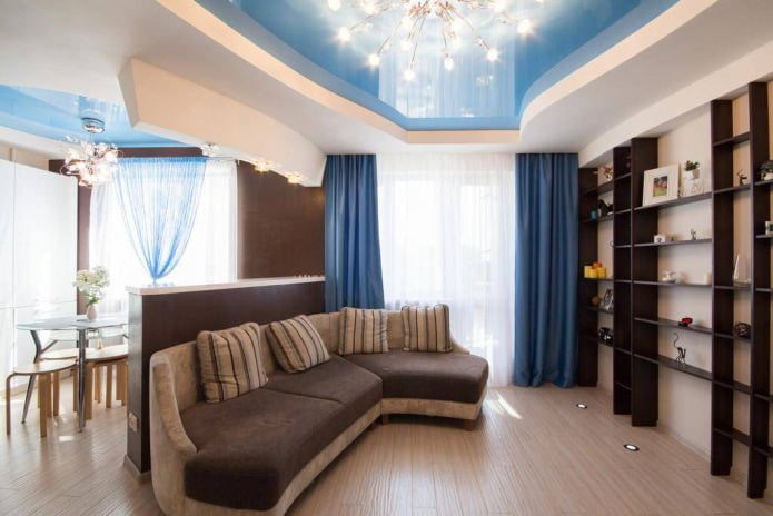 Rideaux bleus dans le salon